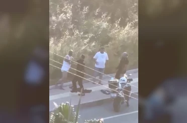 Mersin’de üst aramasında polislere direnen şahıslar ile polisler arasında arbede 