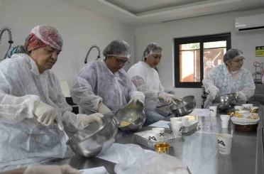 Mersin’in tescilli kan portakalı mutfak atölyesinde işlendi 