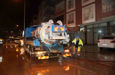 MESKİ, taşkın nedeniyle kapanan yolu anında ulaşıma açtı 