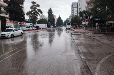 Meteorolojinin kuvvetli yağış uyarısı yaptığı Adana’da yağmur başladı 