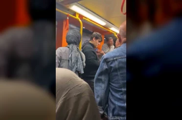 Metroda yaka paça kavga çıktı, güvenlik araya zor girdi 