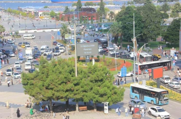 Meydanda trafik yoğunluğu 