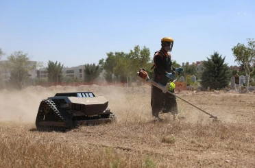 Mezarlık bakımında ot biçme robotları kullanılmaya başlandı