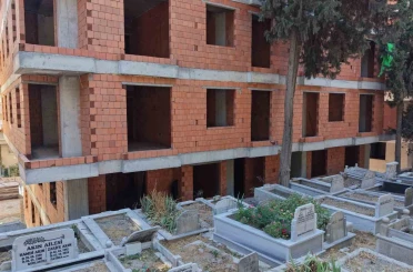 Mezarlık manzaralı sıfır daireler ilginç görüntüler oluşturdu 