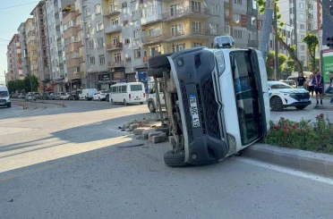 Midibüsün çarptığı servis aracı yan yattı 