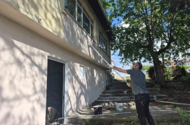 Milli Eğitim Şube Müdürü Yıldırım, okulun boya ve tadilatını kendi elleriyle yaptı 