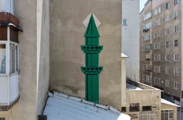 Minareye yer bulamayınca duvara tasarladılar 