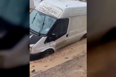 Minibüs çöken yolda mahsur kaldı 
