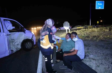 Minibüs ile hafif ticari araç çarpıştı: 5 yaralı 
