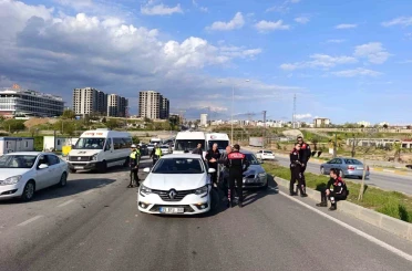 Minibüs ile iki otomobil çarpıştı: 1 yaralı 