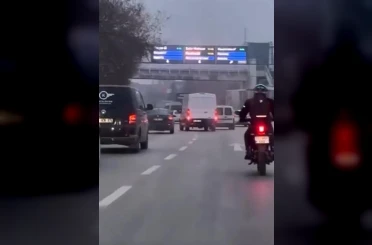 Minibüs sürücüsü makas atarak trafiği tehlikeye düşürdü