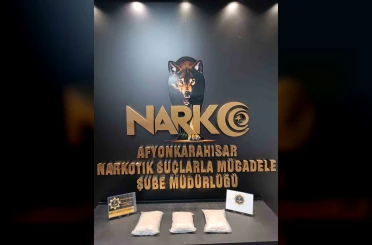 Minibüsün koltuk döşemesinden 3 kilogram uyuşturucu çıktı