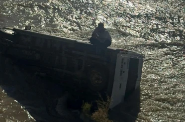 Minibüsüyle Zap Suyu’na uçan sürücü, geceyi aracının üzerinde geçirdi 