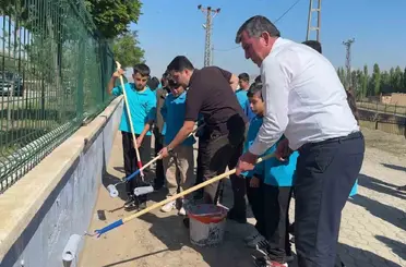 Minik eller ve yöneticiler kolları sıvadı, okulda tadilat yapıldı

