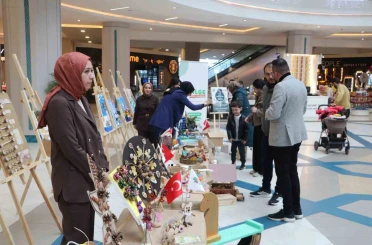 Minik ellerin doğaya dokunuşu 