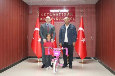 Minik kızın bayrak sevgisi takdir topladı 