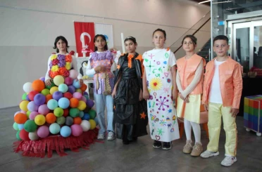 Minik öğrenciler, atıkları kıyafete ve sanat eserine dönüştürüp sergiledi 