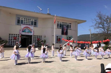 Minik öğrenciler ayakta alkışlandı 