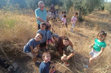 Minik öğrenciler fidan dikmeyi öğrendi 