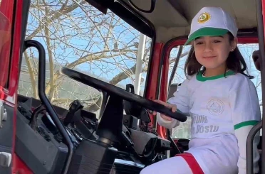 Minik öğrenciler ilk kez itfaiye aracına bindiler 