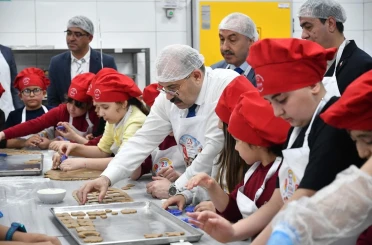 Minik şeflerden 23 Nisan’a özel kurabiye 