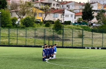 Minikler, hakemin kendilerine küfür ettiği iddiasıyla 1 dakika boyunca topa dokunmadı 