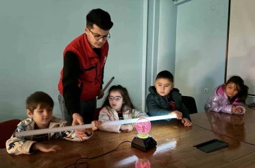 Minikler ’Tesla Bobini’ ile bilimin izini sürdü 