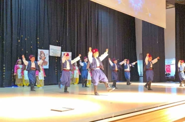 Miniklerin halk oyunları geceleri beğeni topladı 