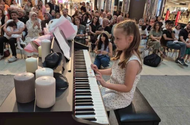 Miniklerin piyano resitali mest etti 