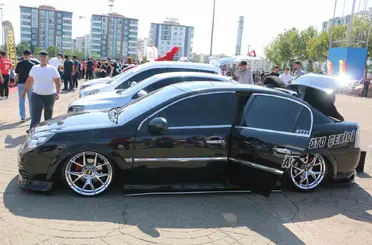 Modifiyeli araç tutkunları Diyarbakır’da bir araya geldi
