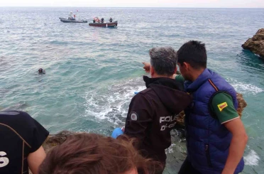 Montuyla ayakkabısını çıkarıp kot ve atletle denize giren genç boğuldu 