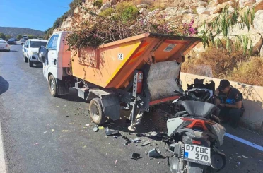 Motosiklet, atık toplama aracına çarptı: 1 ölü 