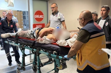 Motosiklet, elektrik direğine çarptı: 1’i ağır 2 yaralı 