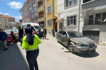 Motosiklet hareket eden otomobile çarptı: Anne ile kızının yaralandığı kaza kameraya yansıdı 