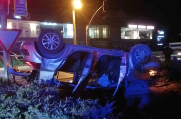 Motosiklet ile çarpışan otomobil takla atarak ters döndü: 1’i ağır 4 yaralı 