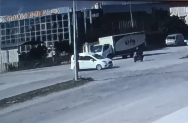 Motosiklet ile hafif ticari araç çarpıştı: 1 yaralı 