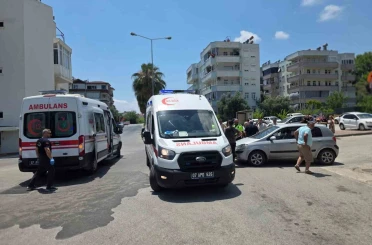 Motosiklet ile otomobil çarpıştı: 2 yaralı 