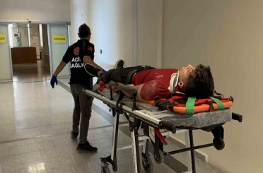 Motosiklet ile otomobil çarpıştı: 2 yaralı 