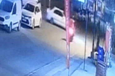 Motosiklet ile otomobilin çarpışması kameraya yansıdı 