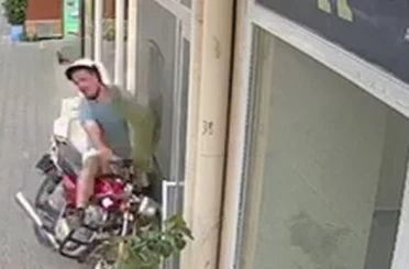 Motosiklet iş yerine girdi, kask hayat kurtardı 