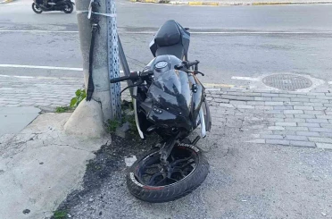 Motosiklet otomobile çarptı: 1 yaralı 