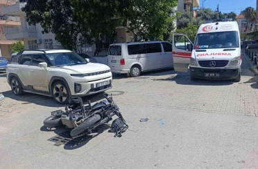 Motosiklet otomobile çarptı , o anlar güvenlik kamerasına yansıdı:1 yaralı 