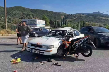 Motosiklet otomobile ok gibi saplandı 