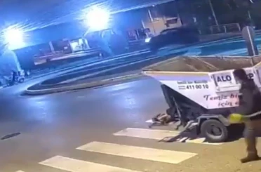 Motosiklet pikaba çarptı: 2 ağır yaralı 