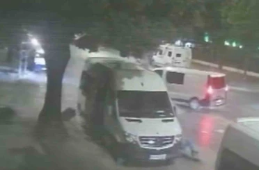 Motosiklet sürücülerinin ağır yaralandığı kazanın güvenlik kamerası ortaya çıktı 