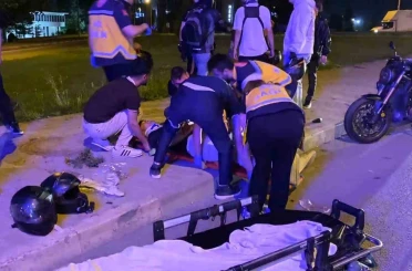 Motosiklet sürücüsü, emniyet şeridinde bekleyen motosikletlere çarptı: 3 yaralı 