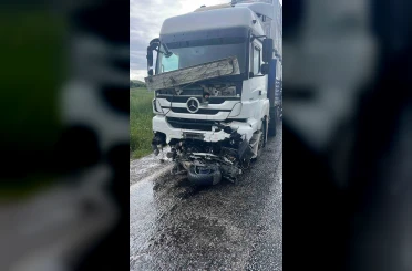 Motosiklet sürücüsü girdiği tırın altında feci şekilde can verdi 