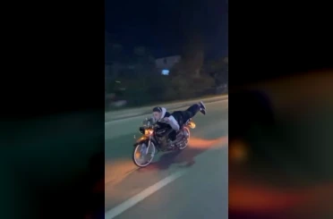 Motosiklet üzerinde tehlikeli şov 