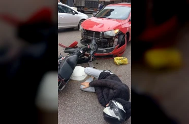 Motosiklet ve otomobil kafa kafaya çarpıştı: 1 yaralı 