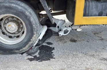 Motosiklet vincin altında kaldı, sürücü son anda kurtuldu 